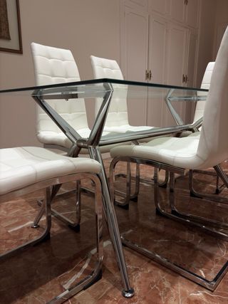 Mesa de comedor de cristal y metal