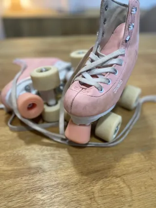 Patines de 4 ruedas rosas. Talla 30. Incluye bolsa