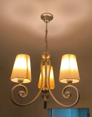 Lámpara colgante y aplique a juego.