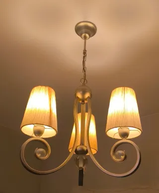 Lámpara colgante y aplique a juego.