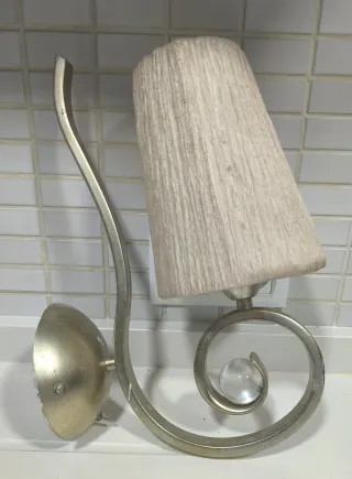 Lámpara colgante y aplique a juego.