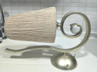 Lámpara colgante y aplique a juego.