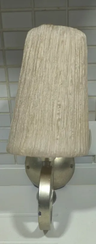 Lámpara colgante y aplique a juego.