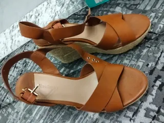 Sandalias mujer cuña marrón Stradivarius Talla 39