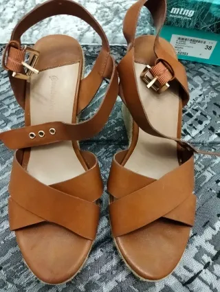 Sandalias mujer cuña marrón Stradivarius Talla 39