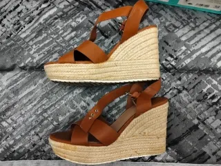Sandalias mujer cuña marrón Stradivarius Talla 39