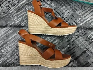 Sandalias mujer cuña marrón Stradivarius Talla 39