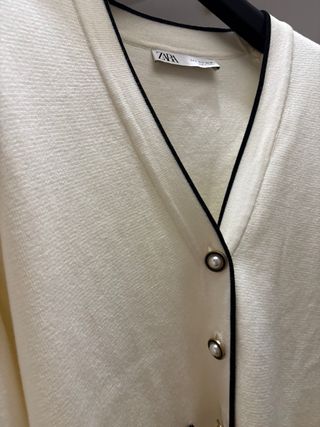 Cardigan Zara bianco con profili neri