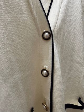 Cardigan Zara bianco con profili neri