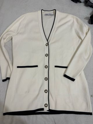 Cardigan Zara bianco con profili neri