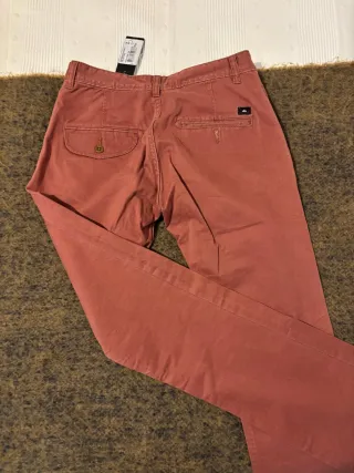 Pantalón chino Quiksilver color coral