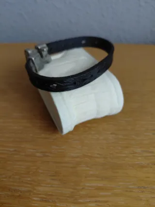 Pulsera de cuero negro con detalle