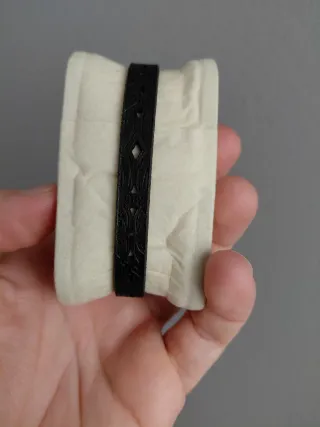 Pulsera de cuero negro con detalle