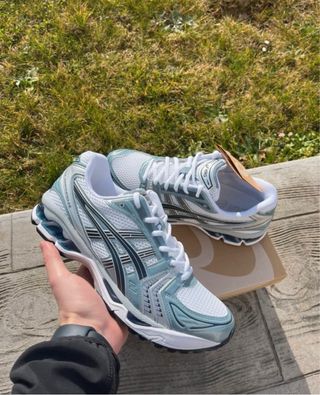 Zapatillas Asics plateadas y blancas