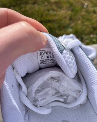 Zapatillas Asics plateadas y blancas