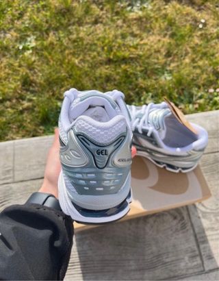 Zapatillas Asics plateadas y blancas