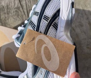 Zapatillas Asics plateadas y blancas