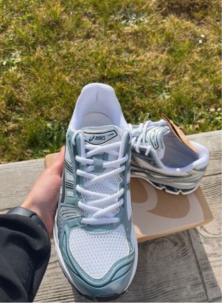 Zapatillas Asics plateadas y blancas