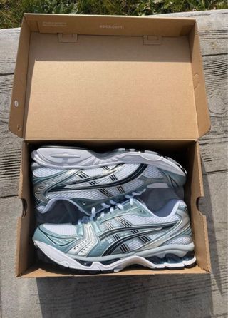 Zapatillas Asics plateadas y blancas