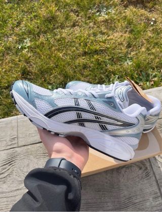 Zapatillas Asics plateadas y blancas