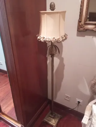 Lámpara de pie meta con tulipa beige con flores