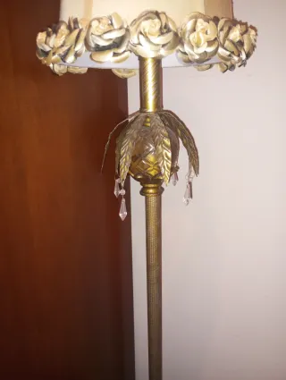 Lámpara de pie meta con tulipa beige con flores