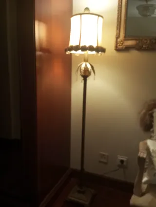 Lámpara de pie meta con tulipa beige con flores