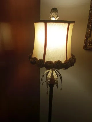 Lámpara de pie meta con tulipa beige con flores