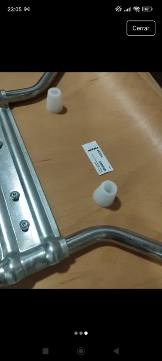 Dos sillas de madera y metal