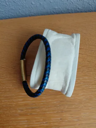Pulsera trenzada azul y negra
