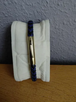 Pulsera trenzada azul y negra