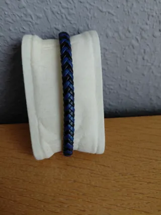 Pulsera trenzada azul y negra