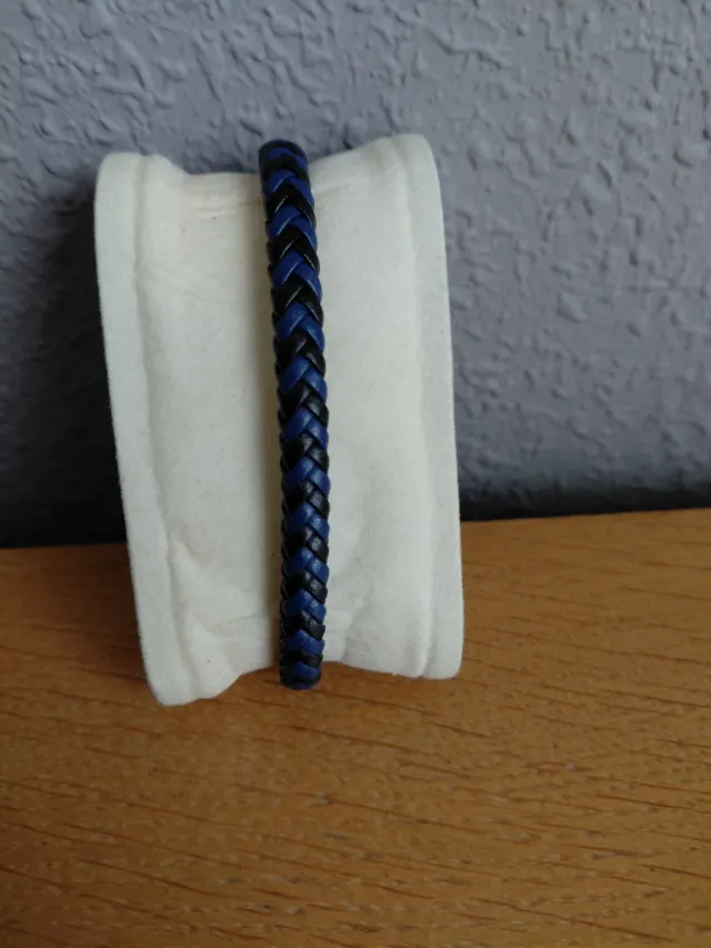 Pulsera trenzada azul y negra