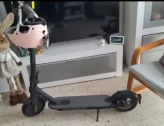 Patinete eléctrico con casco rosa