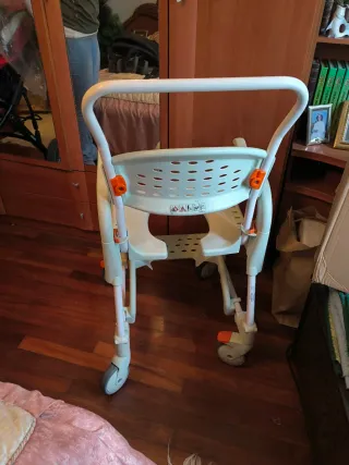 Silla de ducha y WC con ruedas