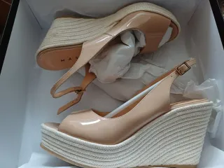 ZAPATOS MUJER CUÑA BELLA CHAROL NUDE 8,5 CM MAS34