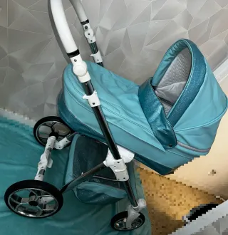 Carro de bebé azul brillante