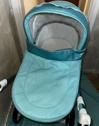 Carro de bebé azul brillante