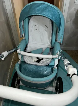 Carro de bebé azul brillante