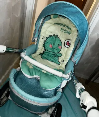 Carro de bebé azul brillante