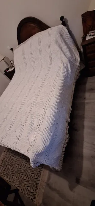 Colcha de cama branco com franjas de porco