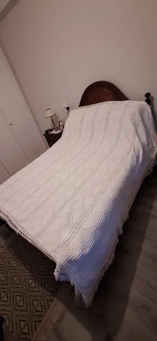 Colcha de cama branco com franjas de porco