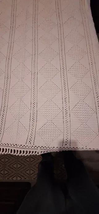 Colcha de cama branco com franjas de porco