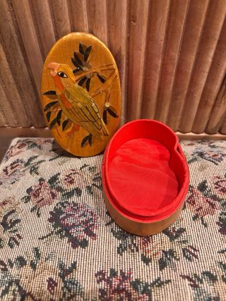 Joyero ovalado con pájaro de madera