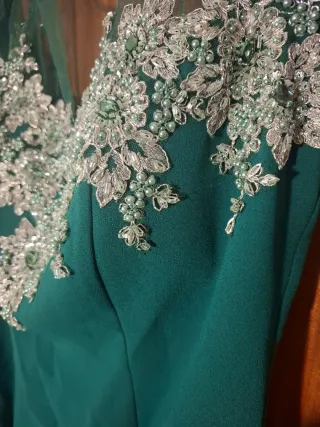 Vestido verde pedrería T18