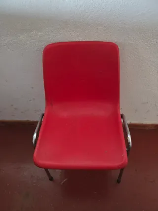 Silla de plástico roja