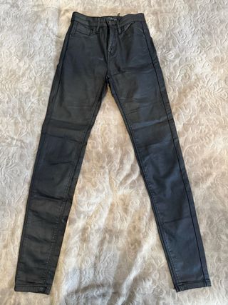 Pantalón pitillo efecto cuero negro Stradivarius