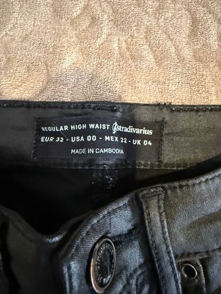 Pantalón pitillo efecto cuero negro Stradivarius