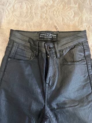 Pantalón pitillo efecto cuero negro Stradivarius