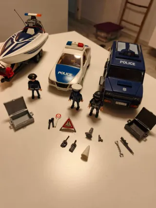 Lote policía Playmobil: coche, lancha y figuras